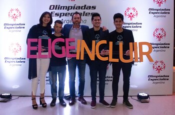 Diego Pando junto a los deportistas del programa Generación Unificada de las OEA