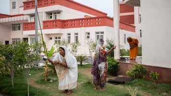 Oraciones matutinas en un templo