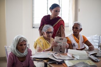 Una clase de yoga impartida
