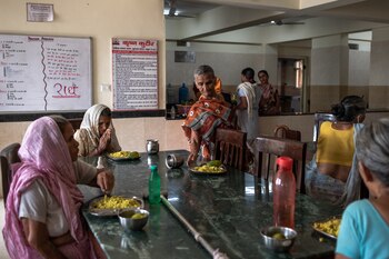 Desayuno en Krishna Kutir. Al