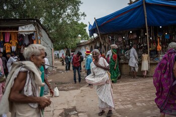 Una mujer mendigaba en Vrindavan,