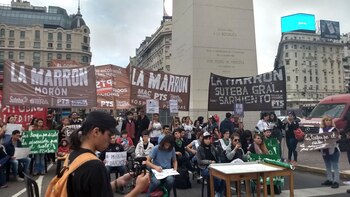 Temprano, los docentes se instalaron frente al Obelisco (foto: @PTSPrensa)