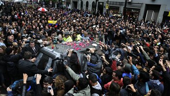 El conmovedor traslado del féretro