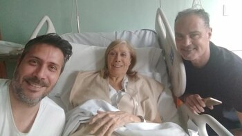 Amelita acompañada por sus hijos,