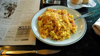 Papas crujientes, huevo y jamón,