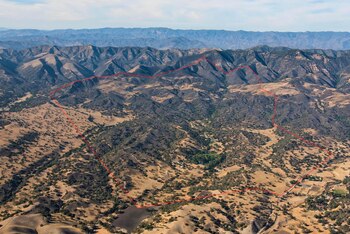 La finca privada de aproximadamente 2698 acres está ubicada a 8 kilómetros al norte de la ciudad de Los Olivos