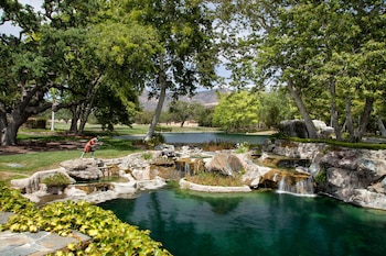 Sycamore Valley Ranch está asegurado por un portón, y un largo y pintoresco camino atraviesa los terrenos de la propiedad que llevan a los visitantes a varios puntos de interés (Suzanne Perkins)