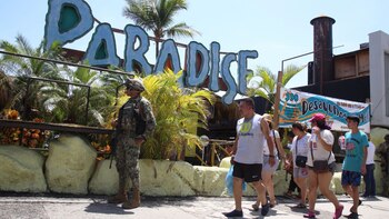 Un trabajador del restaurante bar