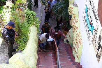 Un trabajador del restaurante bar