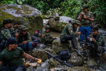 Guerrilleros disidentes en las montañas de Colombia el año pasado (Federico Rios Escobar para The New York Times)