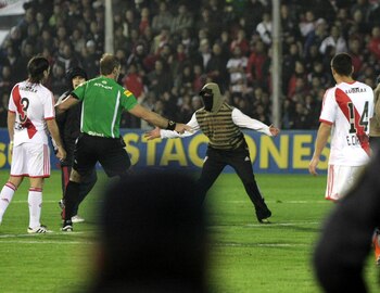 Los encapuchados que interrumpieron la