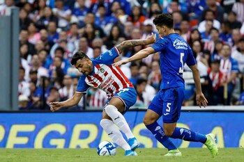 Igor Lichnovsky disputa el balón