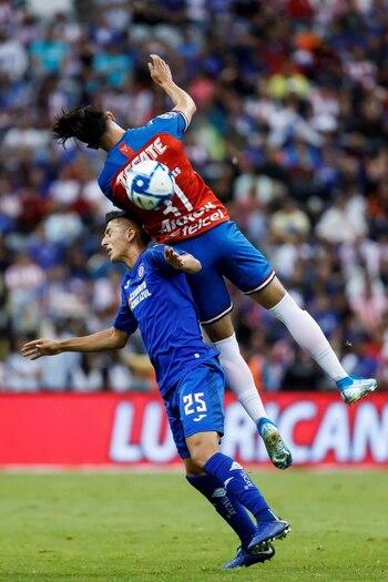 Roberto Alvarado disputa el balón