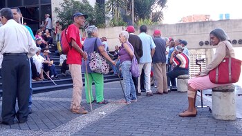 Adultos mayores de Caracas hacen