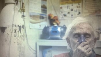 Martín en una salita de