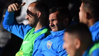 Con Tevez mirando el partido