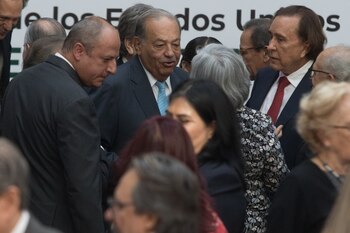 CIUDAD DE MÉXICO, 01SEPTIEMBRE2019.- El empresario Carlos Slim Helú conversa con Graciela Marqués Colín, Secretaria de Economía, durante el Tercer Informe de Gobierno al Pueblo de México que brindó el Jefe del Ejecutivo, Andrés Manuel López Obrador, en Palacio Nacional.(FOTO: MOISÉS PABLO / CUARTOSCURO)