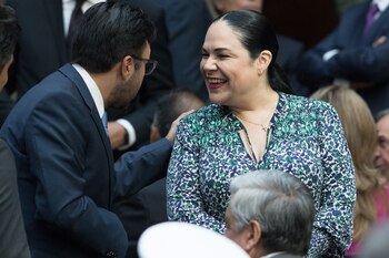 CIUDAD DE MÉXICO, 01SEPTIEMBRE2019.- Mónica Fernández, presidenta del Senado, conversa con Gabriel Contreras Saldivar, presidente del IFT, durante el Tercer Informe de Gobierno al Pueblo de México que brindó el Jefe del Ejecutivo, Andrés Manuel López Obrador, en Palacio Nacional.FOTO: MOISÉS PABLO / INFOBAE, VÍACUARTOSCURO