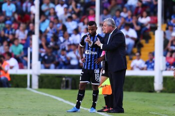 Vucetich le da indicaciones a sus dirigidos (Foto: Twitter @Club_Queretaro)