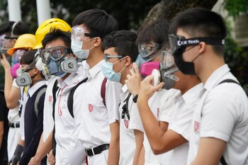 Estudiantes con máscaras de gas