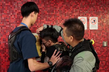 L apolicía retira la máscara