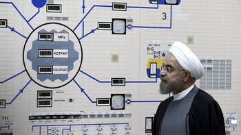 Rohani observa un tablero de