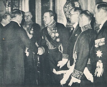 Hitler saluda al embajador el