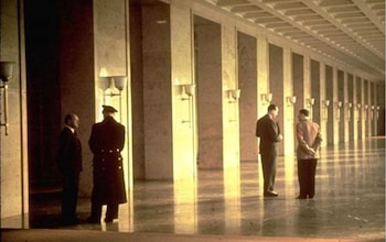 Hitler, de espaldas, conversa en