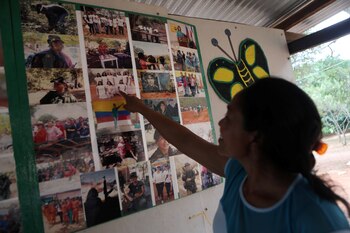 Kelly Martínez, ex combatiente, señala