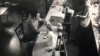 Tony Tovar se mantuvo tranquilo mientras un ladrón lo apuntaba con un rifle (Foto: captura de pantalla)