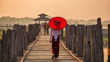 Los viajes en solitario de las mujeres han crecido en popularidad año tras año, según estudios de la industria de viajes (Shutterstock)