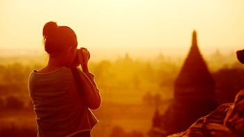 El 60% de las mujeres indicaron que viajarían con un grupo de mujeres que no conocen (Shutterstock)