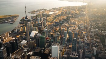 Localizada en la orilla noroeste del lago Ontario, es la quinta ciudad más grande de Norteamérica. Lo mejor del centro de Toronto es que hay personas en la mayoría de las horas del día y de la noche, y eso hace que las calles sean bastante seguras
