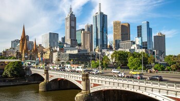 Melbourne, así como toda Australia, generalmente es un destino seguro para pasar las vacaciones. La calificación del 80% demuestra que la seguridad es de alto nivel y que los turistas pueden disfrutar de su estadía en esta ciudad razonablemente segura