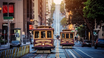 Famosa por su clima cálido, el puente Golden Gate, su comunidad liberal y por ser el centro de la industria tecnológica de los Estados Unidos, más de 26 millones de personas visitan la ciudad de San Francisco cada año