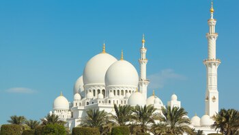 A diferencia de otras ciudades altamente pobladas, Abu Dhabi y Dubai tienen un alto nivel de seguridad, y los delitos violentos son extremadamente raros, pero ocurren delitos menores y se deben tomar precauciones normales