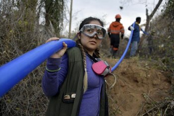 Voluntarios y bomberos en la