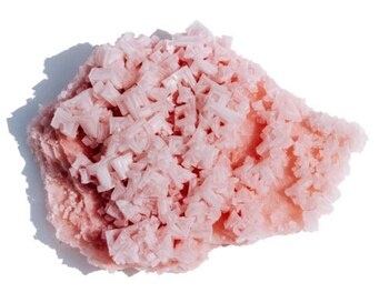 Un trozo de halita rosada