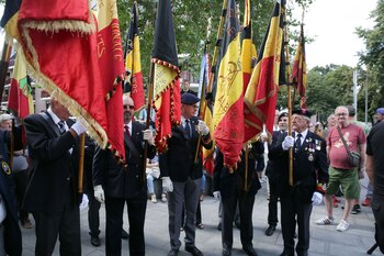 Uniformes y banderas coparon las