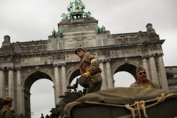 Vestidos con uniformes de combate,