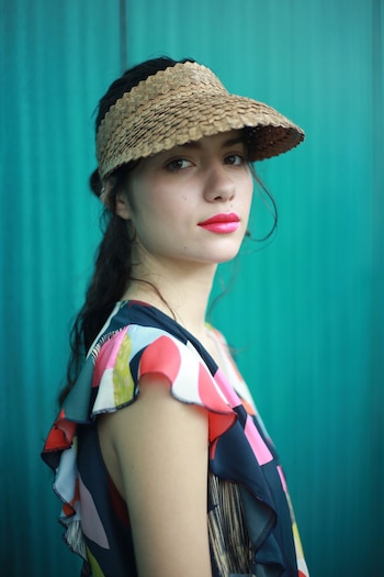 Cabello semirecogido con visera de