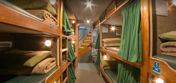 Los cinco tripulantes de la