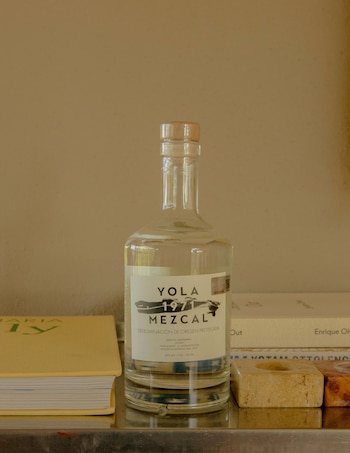 Una botella de Yola Mezcal,
