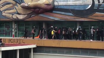 Un grupo de encapuchados realizaron