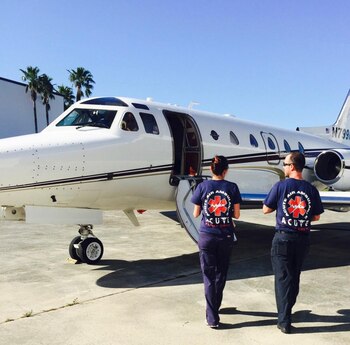 Con ella viaja un equipo