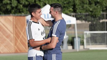 Dybala fue el último en sumarse. Scaloni trabajó con el grupo completo