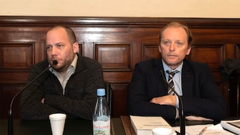 Carrasco escuchó los alegatos serio,