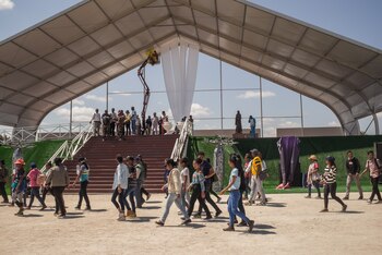 Trabajadores instalan el escenario donde