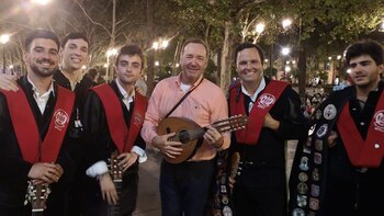Kevin Spacey viajó a Sevilla y cantó “La Bamba” con universitarios españoles