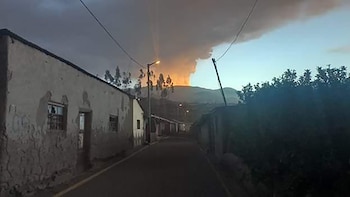 El volcán Ubinas en erupción